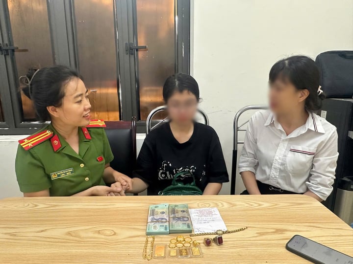 Nh&acirc;n vi&ecirc;n tiệm v&agrave;ng cứu nữ sinh khỏi bẫy lừa đảo 700 triệu ở H&agrave; Nội - Ảnh 2.