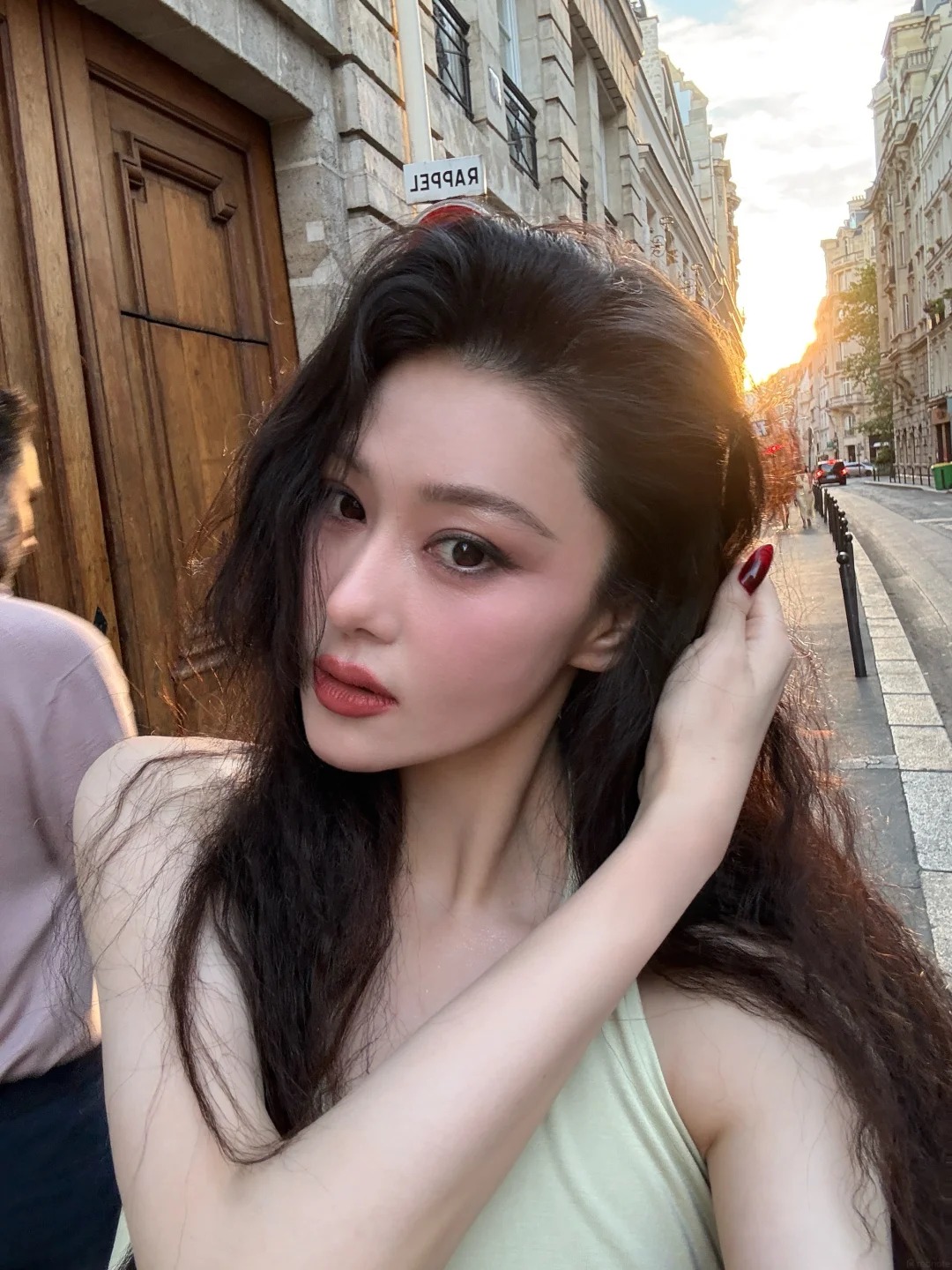 Trương Hinh Dư tỏa sáng với khoảnh khắc đẹp như phim trong Chiếc váy xanh nhạt - Ảnh 1. Trương Hinh Dư tỏa sáng với khoảnh khắc đẹp như phim trong Chiếc váy xanh nhạt - Ảnh 1.