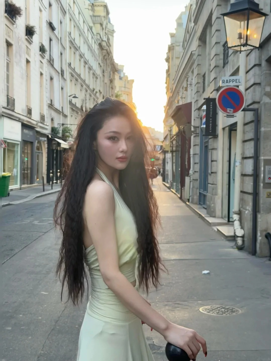 Trương Hinh Dư tỏa sáng với khoảnh khắc đẹp như phim trong Chiếc váy xanh nhạt - Ảnh 5. Trương Hinh Dư tỏa sáng với khoảnh khắc đẹp như phim trong Chiếc váy xanh nhạt - Ảnh 5.