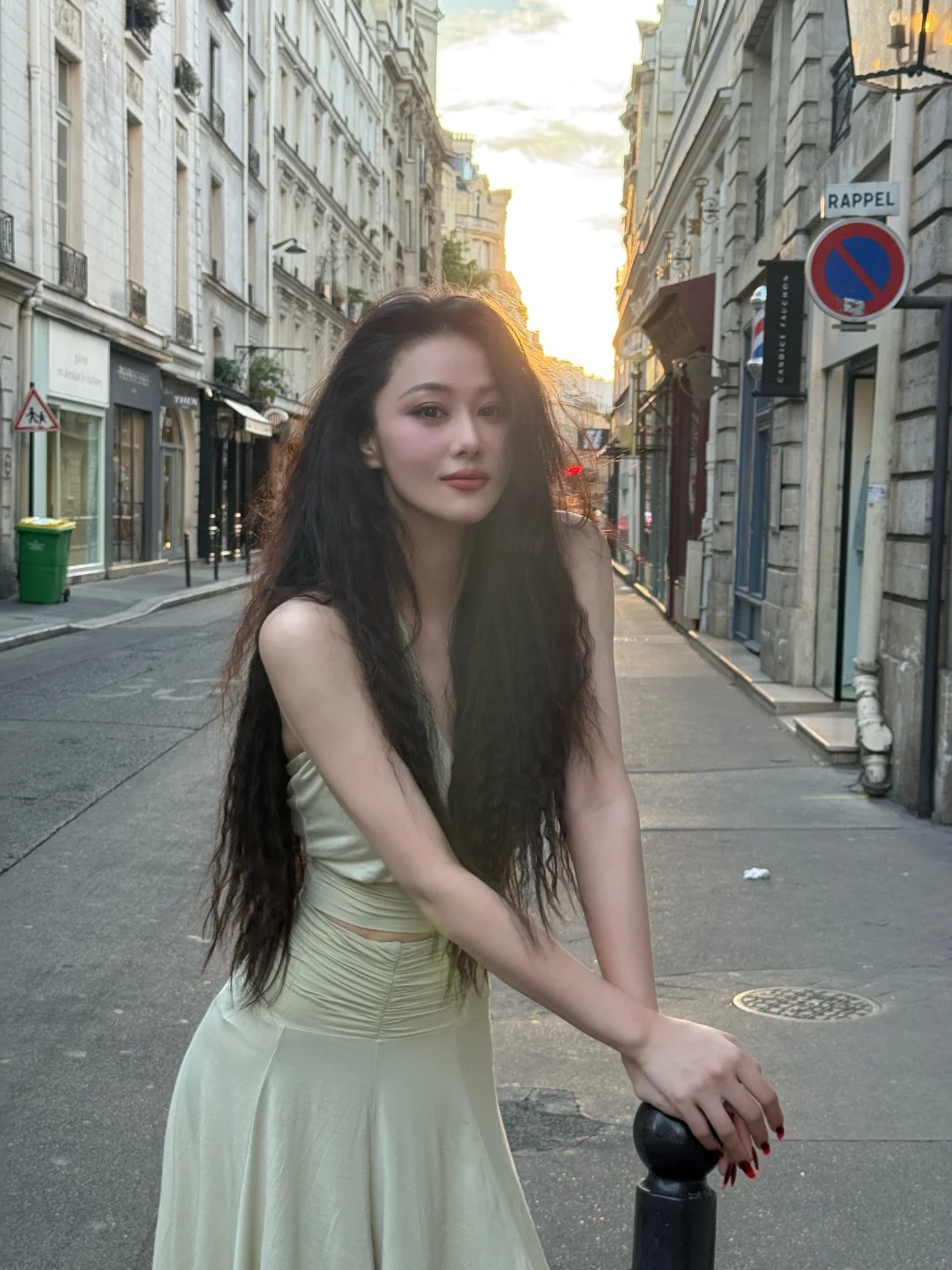 Trương Hinh Dư tỏa sáng với khoảnh khắc đẹp như phim trong Chiếc váy xanh nhạt - Ảnh 6. Trương Hinh Dư tỏa sáng với khoảnh khắc đẹp như phim trong Chiếc váy xanh nhạt - Ảnh 6.