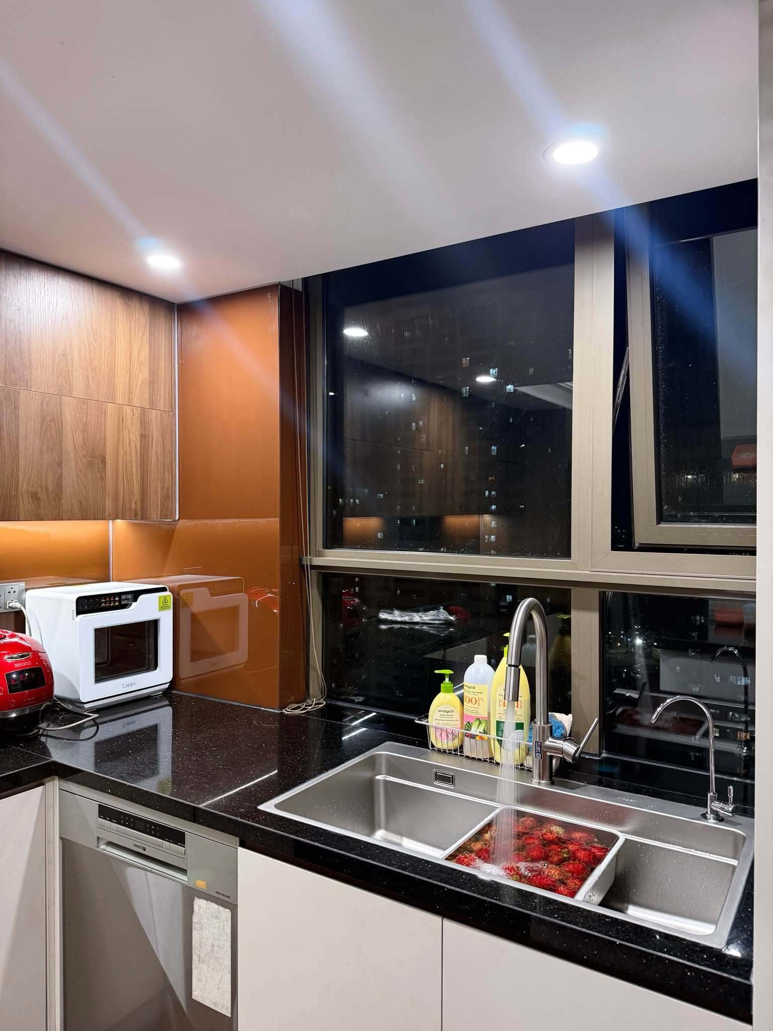 3 b&iacute; quyết giấu đồ gi&uacute;p căn bếp gọn g&agrave;ng v&agrave; ngăn nắp cho mẹ đảm H&agrave; Nội - Ảnh 3.