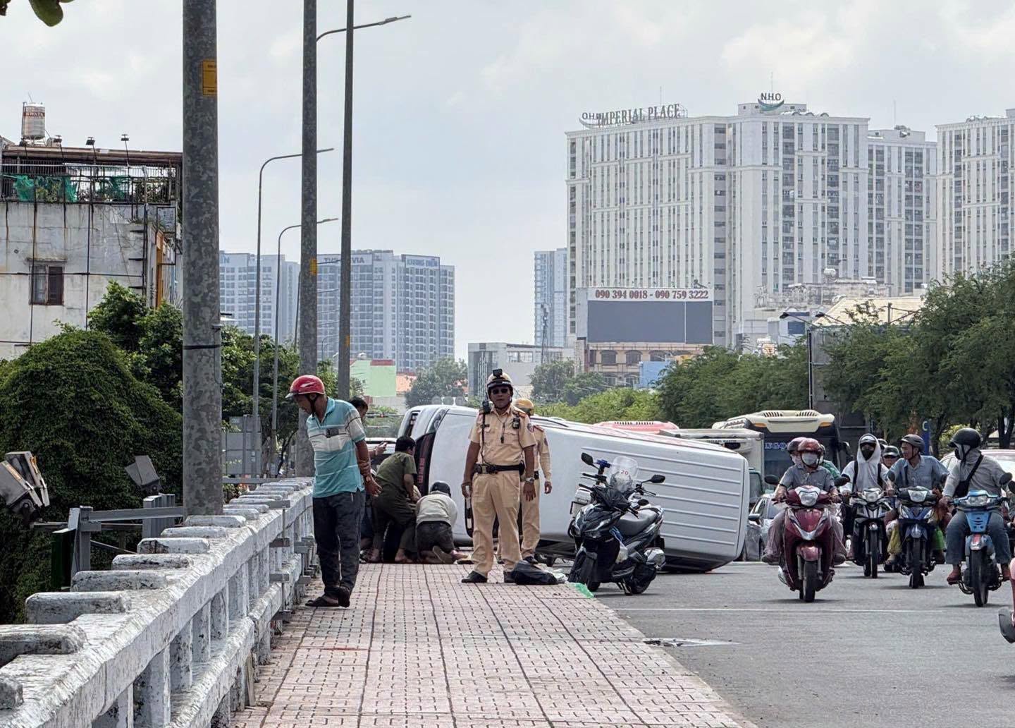 Lật xe trên cầu An Lạc , tài xế nhảy xuống kênh gây bất ngờ cho người dân - Ảnh 1. Lật xe trên cầu An Lạc , tài xế nhảy xuống kênh gây bất ngờ cho người dân - Ảnh 1.