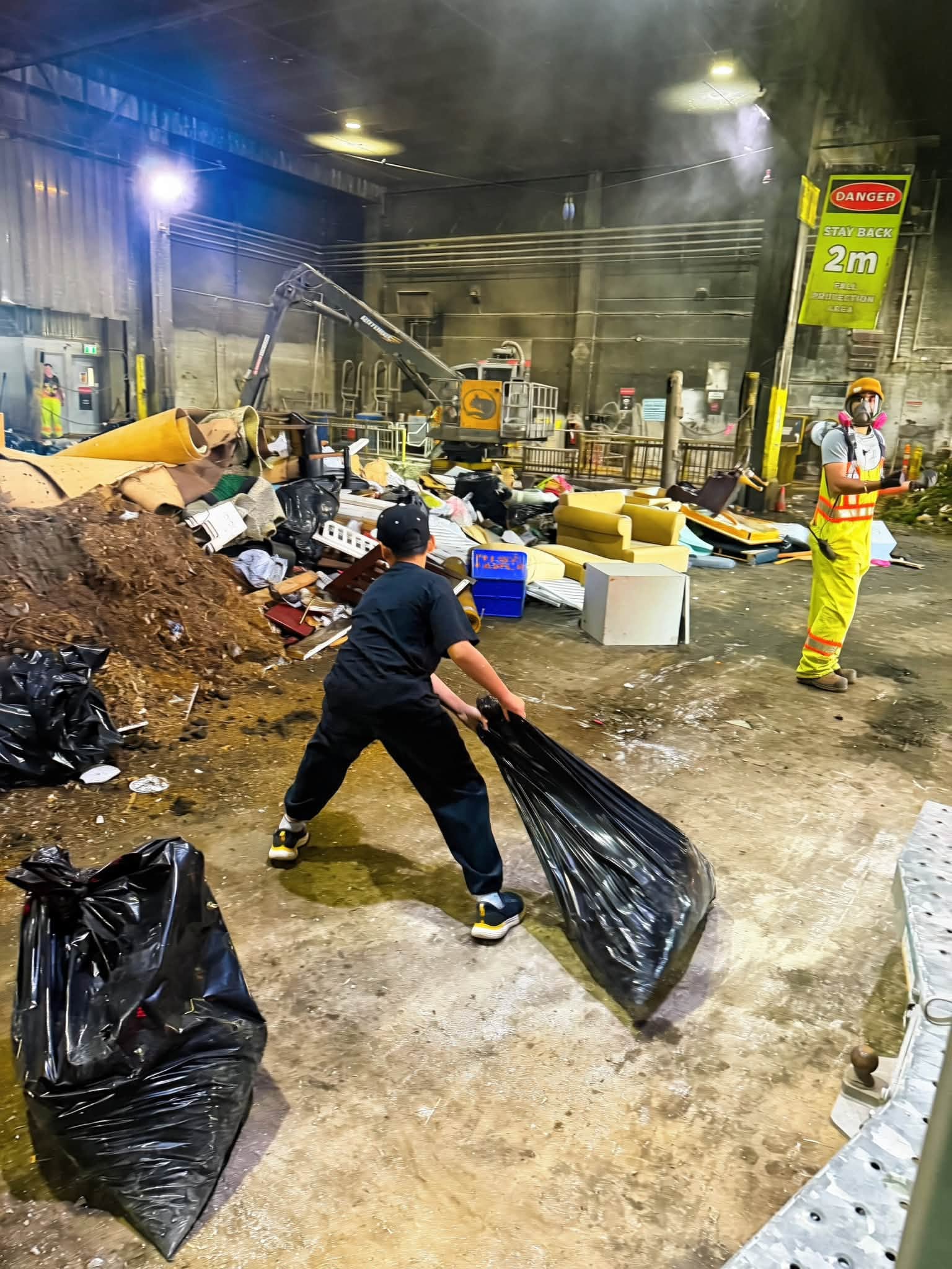 H&agrave;nh tr&igrave;nh r&egrave;n luyện độc lập của con trai hoa hậu Diễm Hương tại Canada - Ảnh 3.