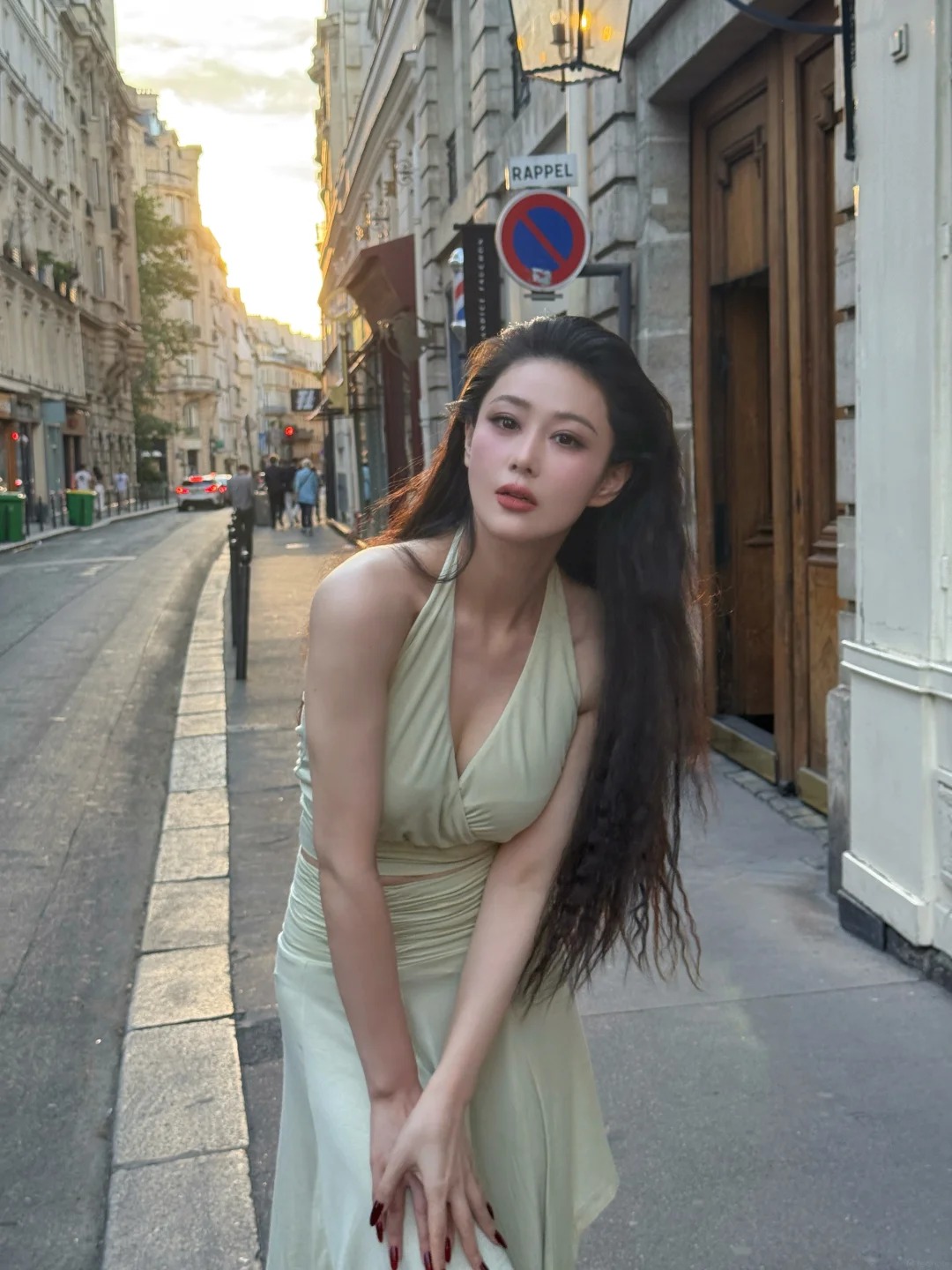 Trương Hinh Dư tỏa sáng với khoảnh khắc đẹp như phim trong Chiếc váy xanh nhạt - Ảnh 7. Trương Hinh Dư tỏa sáng với khoảnh khắc đẹp như phim trong Chiếc váy xanh nhạt - Ảnh 7.