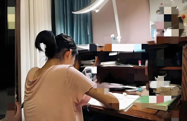 3 giờ s&aacute;ng, t&ocirc;i bị đ&aacute;nh thức bởi tiếng kh&oacute;c của con g&aacute;i lớp 8 v&agrave; biết được sự thật khiến m&igrave;nh trăn trở - Ảnh 1.