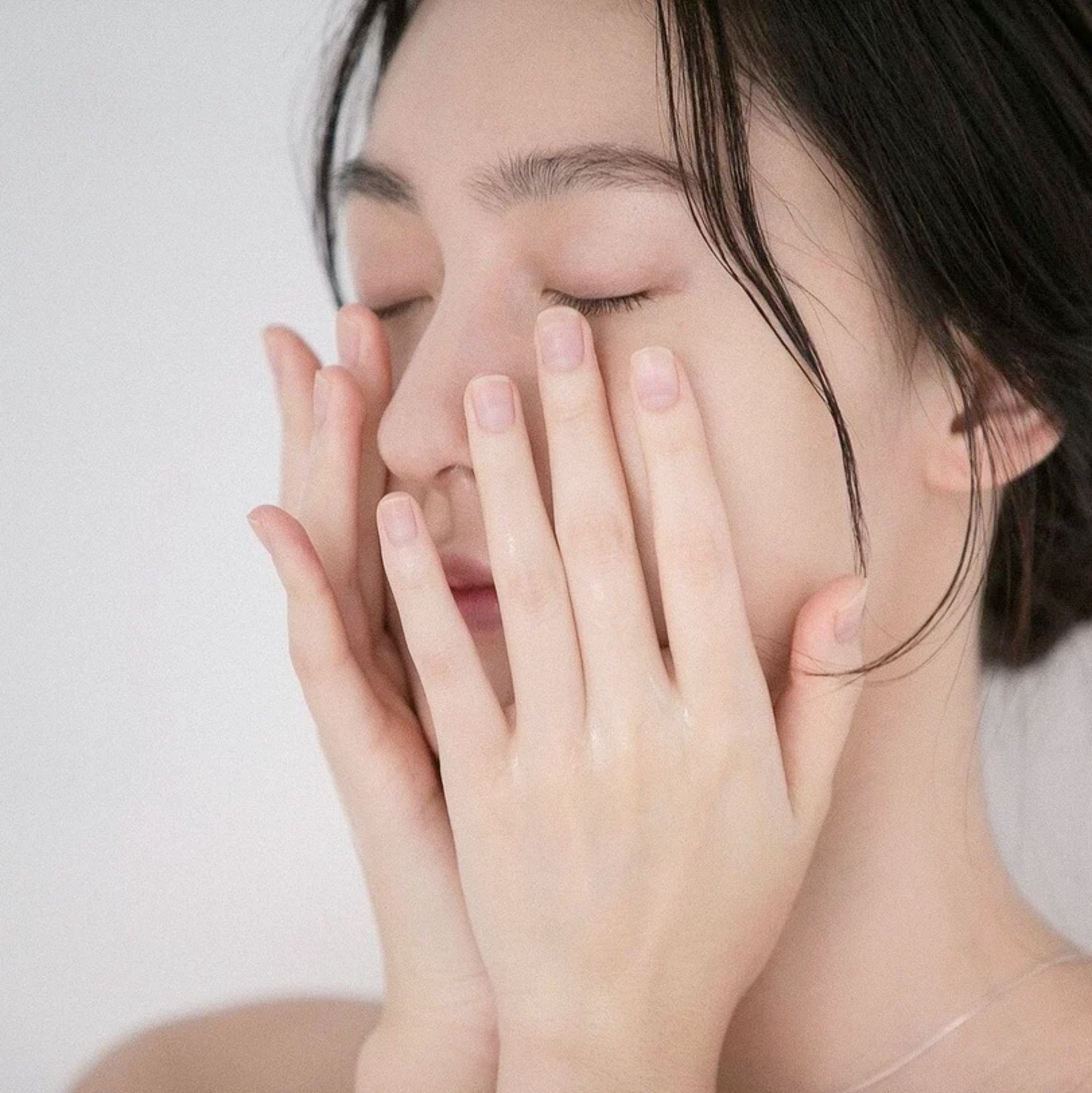 Đắp mặt nạ xong có cần rửa lại không? 3 nguyên tắc nhiều người bỏ qua khiến da mãi không