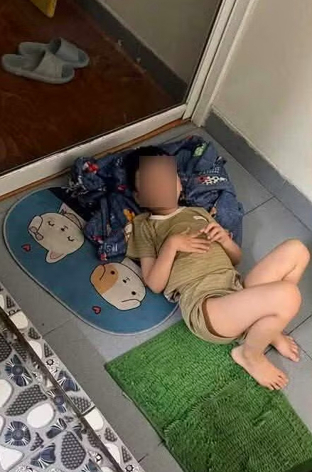 Gi&aacute;o vi&ecirc;n bạo h&agrave;nh trẻ em: B&eacute; K . Bị phạt ngủ trước cửa nh&agrave; vệ sinh tại trường mầm non - Ảnh 1.