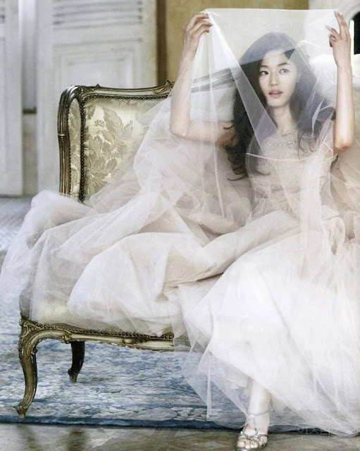 Bóc trần bộ ảnh cưới "ngốn tiền" nhất nhì lịch sử showbiz của một nữ minh tinh: Phục trang lùng sục khắp Paris, New York, vương miện chế tác riêng - Ảnh 3.