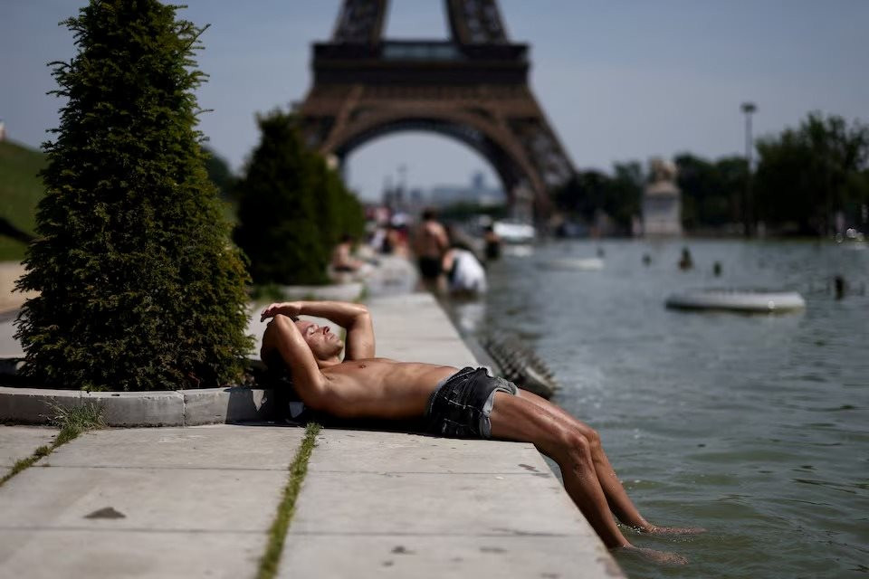 Nắng n&oacute;ng ch&acirc;u &Acirc;u 2026: Người d&acirc;n Paris kh&oacute;c th&eacute;t trong c&aacute;i n&oacute;ng như l&ograve; lửa - Ảnh 1.