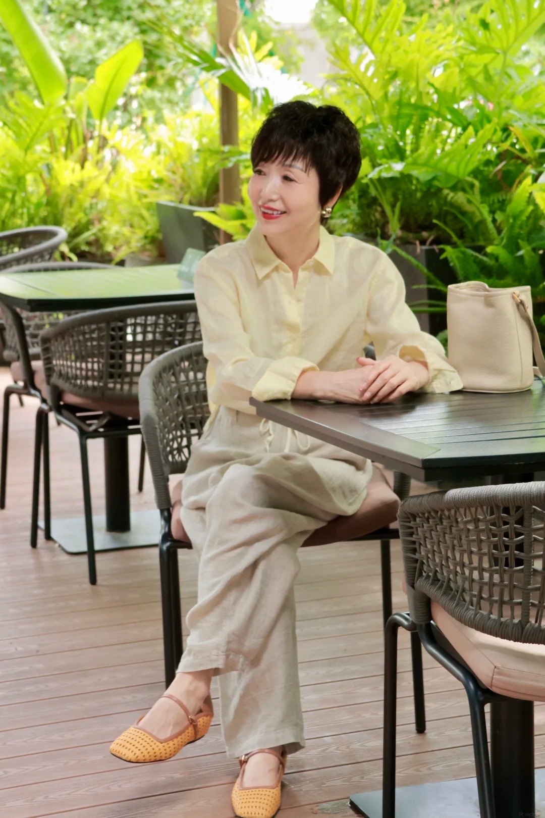 Chiếc &aacute;o m&ugrave;a h&egrave; được nhiều phụ nữ trung ni&ecirc;n y&ecirc;u th&iacute;ch: Tho&aacute;ng m&aacute;t, chống nắng v&agrave; mặc c&agrave;ng đơn giản c&agrave;ng đẹp - Ảnh 10.