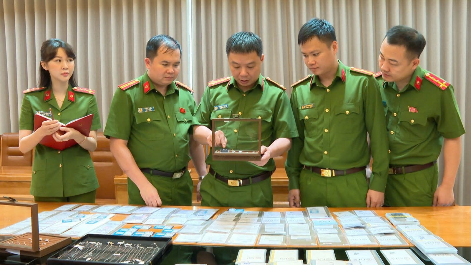 C&ocirc;ng an triệt ph&aacute; đường d&acirc;y bu&ocirc;n lậu kim cương giả h&agrave;ng trăm tỷ đồng năm 2026 - Ảnh 2.