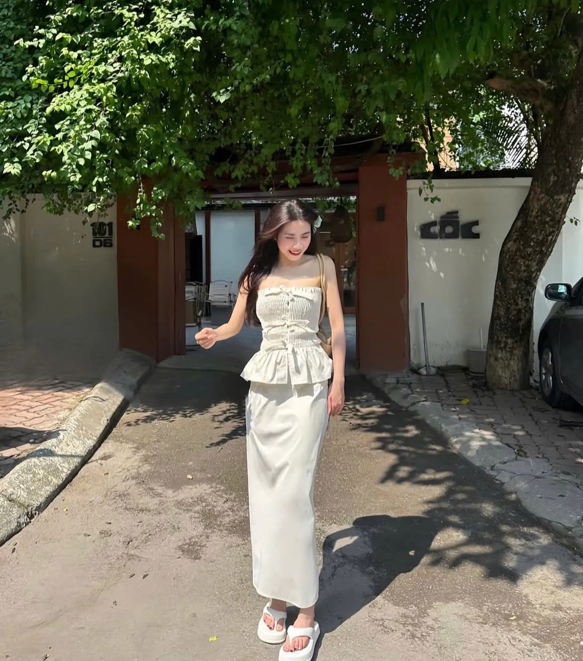 &Aacute;o qu&acirc;y x&ograve;e dưới: M&oacute;n đồ đang được c&aacute;c c&ocirc; g&aacute;i mặc nhiều nhất m&ugrave;a h&egrave; v&igrave; vừa t&ocirc;n d&aacute;ng vừa che khuyết điểm - Ảnh 7.