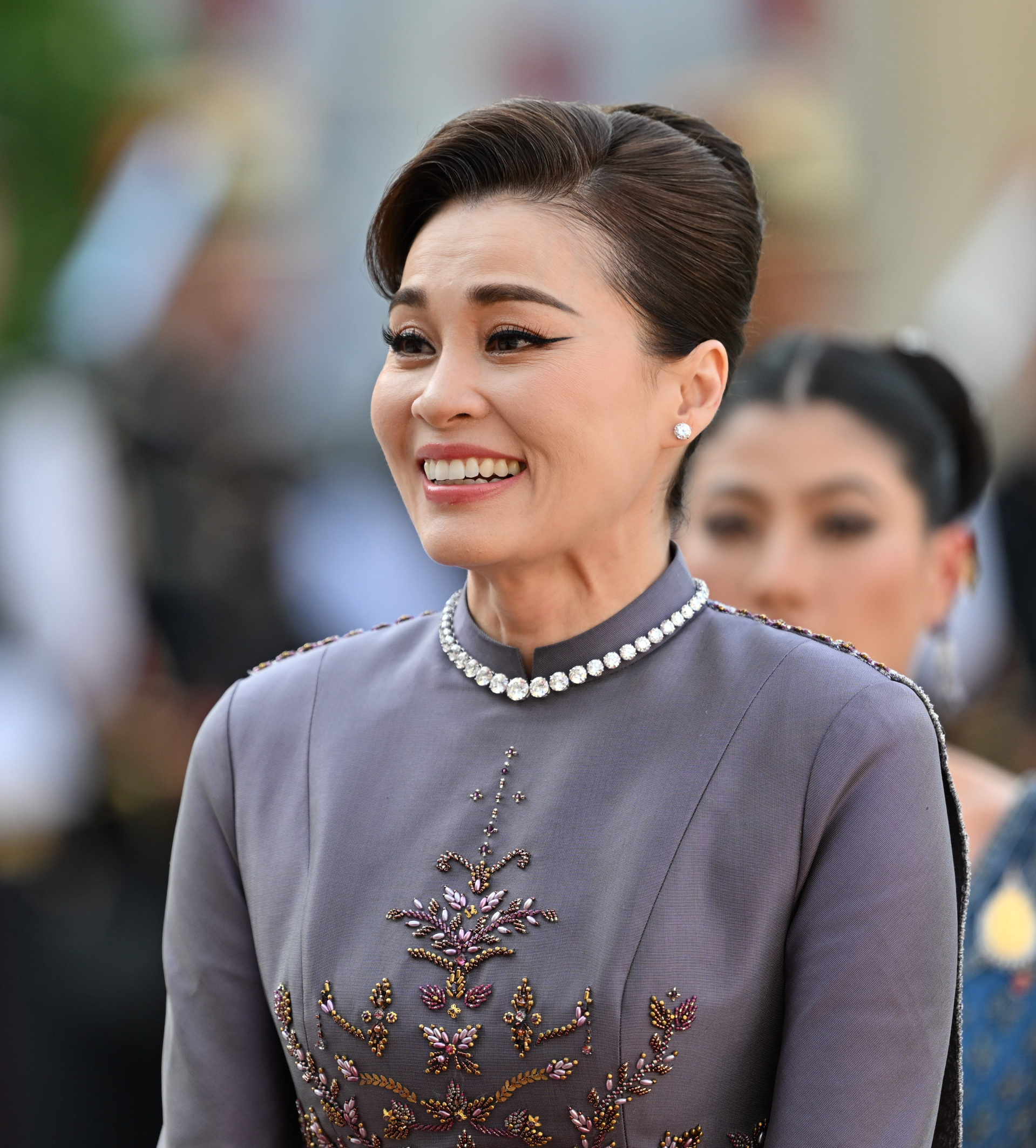 Ho&agrave;ng hậu Suthida tỏa s&aacute;ng với chiếc v&ograve;ng cổ kim cương 100 năm tuổi tại Paris - Ảnh 1.