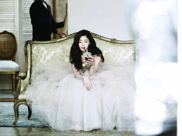 Bóc trần bộ ảnh cưới "ngốn tiền" nhất nhì lịch sử showbiz của một nữ minh tinh: Phục trang lùng sục khắp Paris, New York, vương miện chế tác riêng - Ảnh 6.