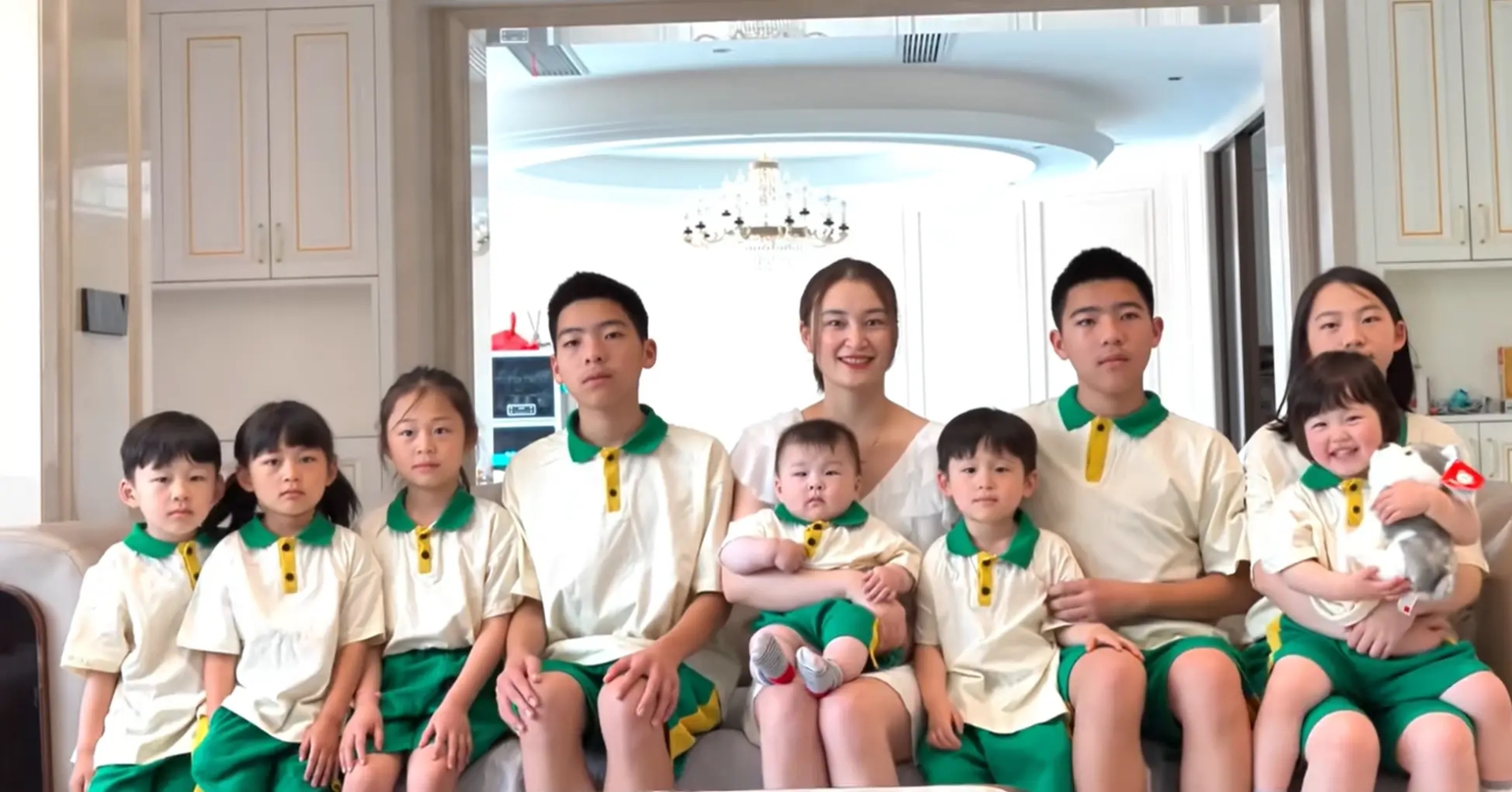 Vợ sinh 9 con trong 16 năm: Cuộc sống gia đ&igrave;nh đ&ocirc;ng đ&uacute;c v&agrave; chi ph&iacute; khủng - Ảnh 3.