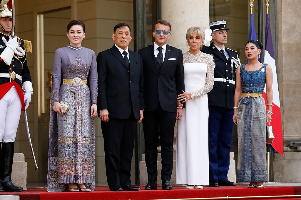 Ho&agrave;ng hậu Suthida tỏa s&aacute;ng với chiếc v&ograve;ng cổ kim cương 100 năm tuổi tại Paris - Ảnh 3.