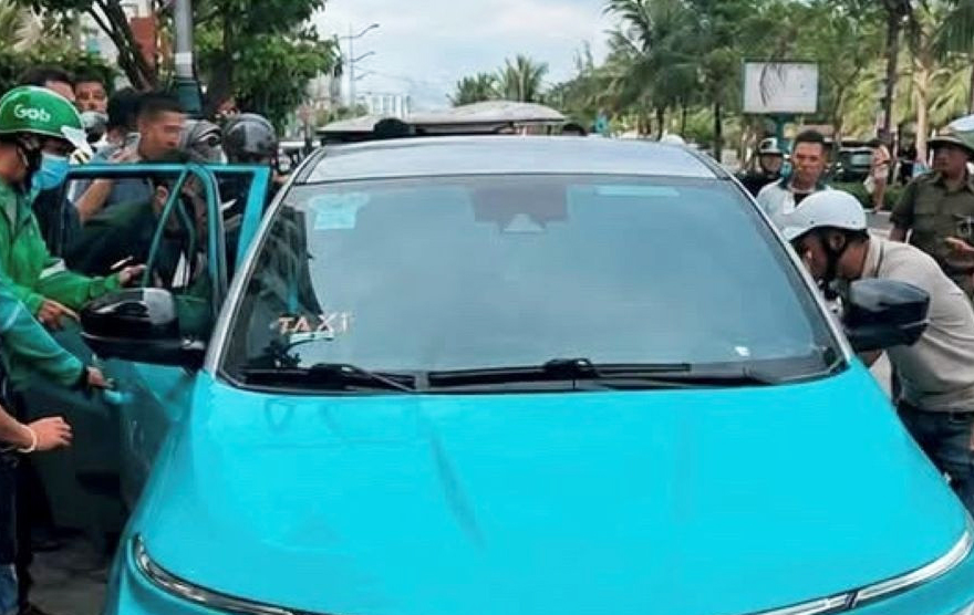 T&agrave;i xế taxi gục trong xe tử vong khi chờ kh&aacute;ch ở Sầm Sơn - Ảnh 1.