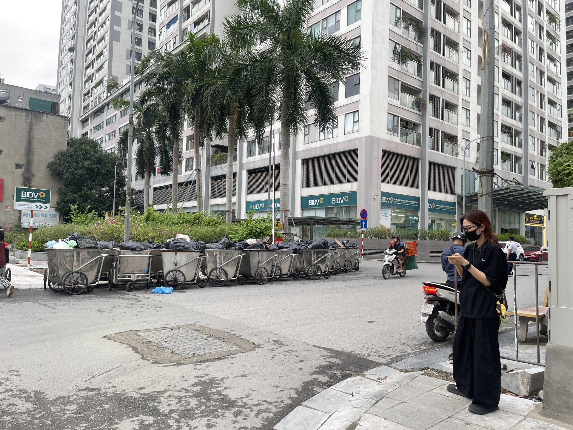 R&aacute;c thải sinh hoạt chất đống tại Imperia Garden g&acirc;y lo ngại cho cư d&acirc;n H&agrave; Nội - Ảnh 11.
