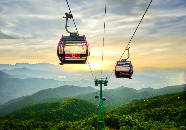 Một tấm vé, nhiều cuộc vui: Bà Nà Hills và bài toán đáng tiền của du lịch hè - Ảnh 1. Một tấm vé, nhiều cuộc vui: Bà Nà Hills và bài toán đáng tiền của du lịch hè - Ảnh 1.