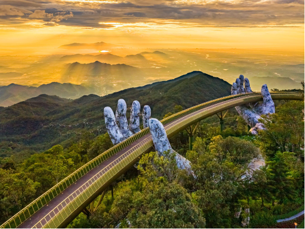 Một tấm vé, nhiều cuộc vui: Bà Nà Hills và bài toán đáng tiền của du lịch hè - Ảnh 4. Một tấm vé, nhiều cuộc vui: Bà Nà Hills và bài toán đáng tiền của du lịch hè - Ảnh 4.