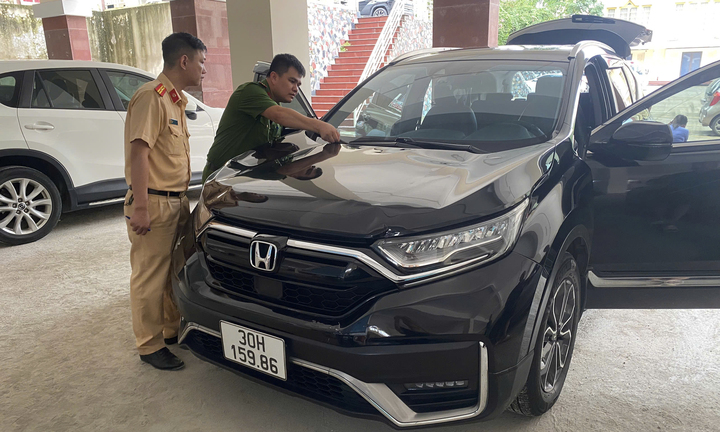 T&agrave;i xế L&agrave;o Cai t&ocirc;ng 2 người tr&ecirc;n vỉa h&egrave; rồi bỏ chạy , g&acirc;y chấn thương nghi&ecirc;m trọng - Ảnh 2.