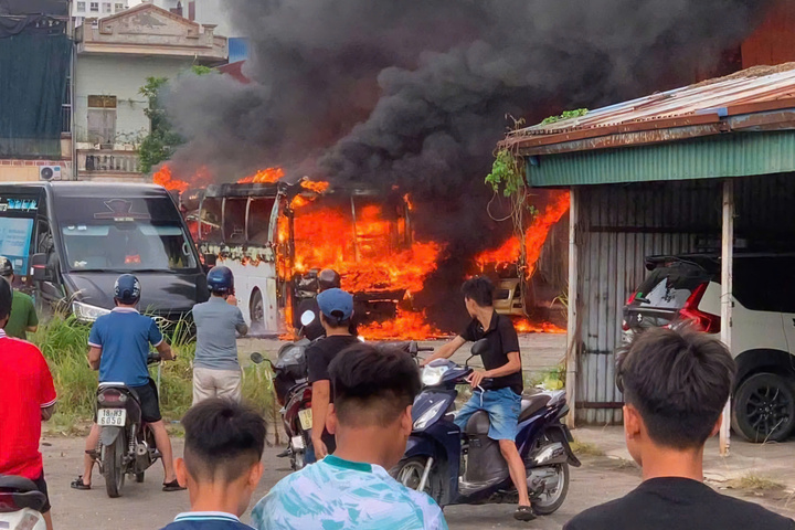Ch&aacute;y xe kh&aacute;ch nghi&ecirc;m trọng tại Ninh B&igrave;nh g&acirc;y thiệt hại 400 triệu đồng - Ảnh 1.