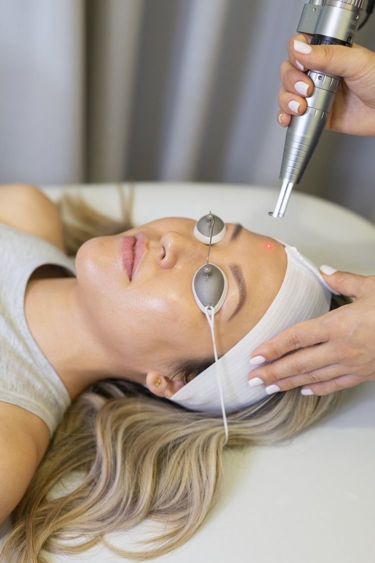 Sau tuổi 40, muốn da săn chắc hơn? B&aacute;c sĩ da liễu gợi &yacute; 4 c&aacute;ch hỗ trợ tăng sinh collagen - Ảnh 2.