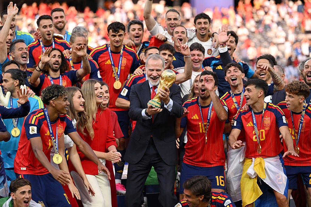 16 năm trước là hai cô bé ôm cúp vàng, 16 năm sau hai Công chúa Tây Ban Nha cùng cha mẹ nâng cúp World Cup - Ảnh 1.