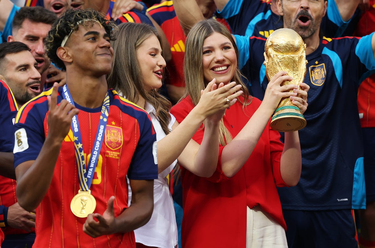 16 năm trước là hai cô bé ôm cúp vàng, 16 năm sau hai Công chúa Tây Ban Nha cùng cha mẹ nâng cúp World Cup - Ảnh 2.