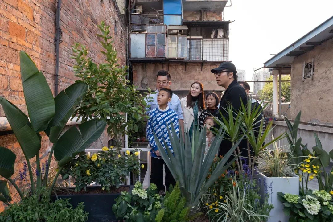 Từ căn nhà cũ dột nát đến tổ ấm ba thế hệ đầy ánh sáng: Cuộc cải tạo 150m² khiến ai xem cũng bất ngờ - Ảnh 2.
