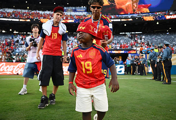 Keyne và Lamine Yamal: Những khoảnh khắc đáng yêu của mẹ và bé tại World Cup 2026 - Ảnh 1. Keyne và Lamine Yamal: Những khoảnh khắc đáng yêu của mẹ và bé tại World Cup 2026 - Ảnh 1.