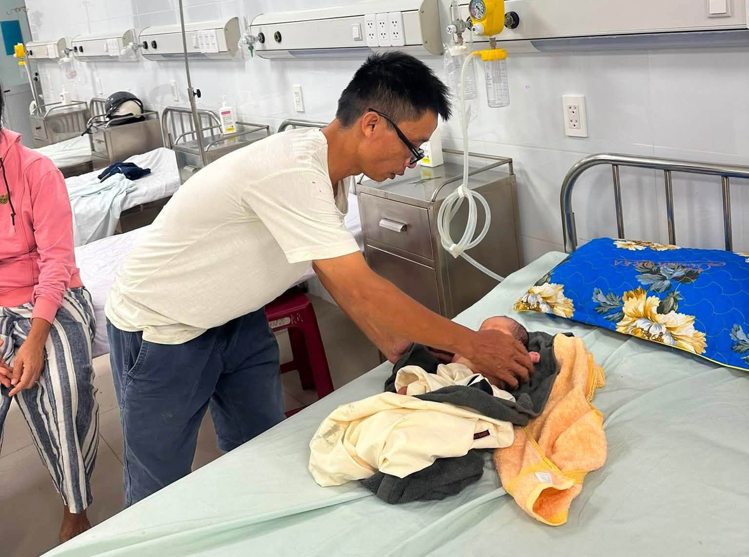 Ch&aacute;u b&eacute; ph&aacute;t hiện trẻ sơ sinh bỏ rơi ở Gia Lai: C&ocirc;ng an x&aacute;c minh nh&acirc;n th&acirc;n - Ảnh 1.