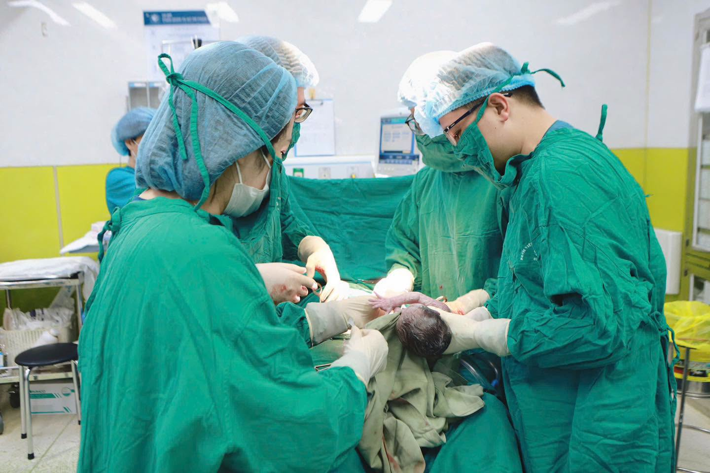 Hành trình giữ tam thai tự nhiên hiếm gặp: Mẹ Hà Nội sinh ba con an toàn - Ảnh 1. Hành trình giữ tam thai tự nhiên hiếm gặp: Mẹ Hà Nội sinh ba con an toàn - Ảnh 1.