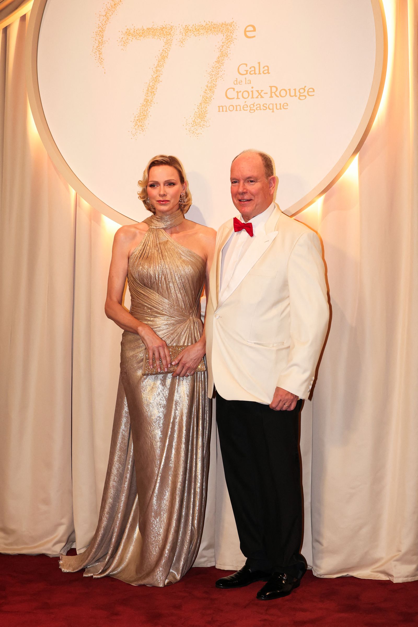 Vương phi Charlene lộng lẫy trong thiết kế v&agrave;ng như Grace Kelly tại gala Chữ thập đỏ 2026 - Ảnh 3.