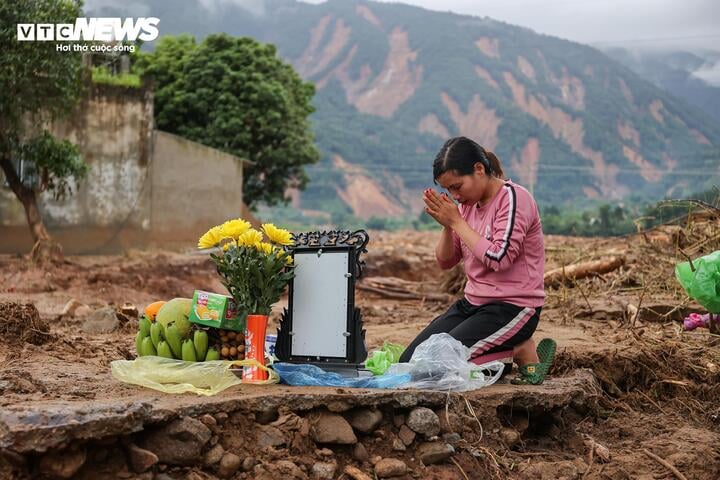 Trận lũ qu&eacute;t bản Ch&iacute;t g&acirc;y x&ocirc;n xao x&atilde; hội , gia đ&igrave;nh m&ograve;n mỏi chờ người th&acirc;n trở về - Ảnh 2.