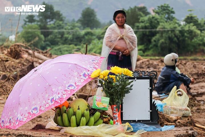 Trận lũ qu&eacute;t bản Ch&iacute;t g&acirc;y x&ocirc;n xao x&atilde; hội , gia đ&igrave;nh m&ograve;n mỏi chờ người th&acirc;n trở về - Ảnh 1.