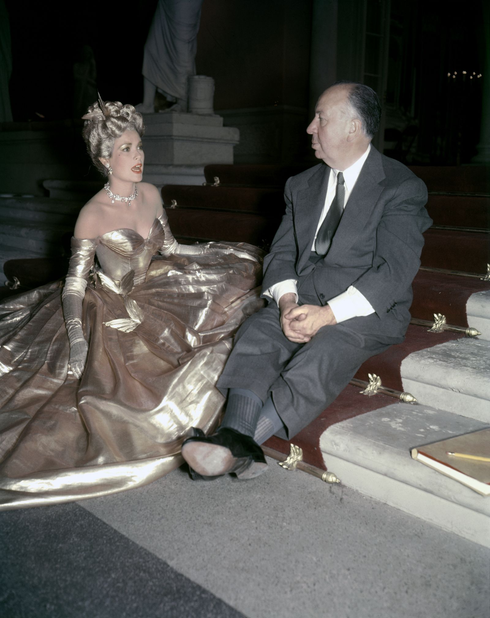 Vương phi Charlene lộng lẫy trong thiết kế v&agrave;ng như Grace Kelly tại gala Chữ thập đỏ 2026 - Ảnh 4.