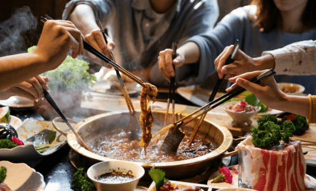 Qu&aacute;n lẩu miễn ph&iacute; lừa đảo người cao tuổi, l&atilde;i 135 tỷ đồng trong 6 th&aacute;ng - Ảnh 2.