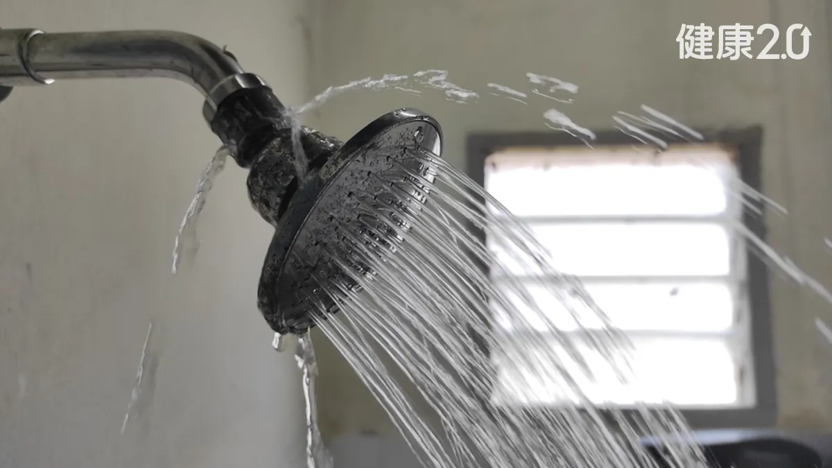 Tắm nước lạnh ng&agrave;y h&egrave;, cụ &ocirc;ng 68 tuổi bị tổn thương thận cấp: B&aacute;c sĩ cảnh b&aacute;o 4 nh&oacute;m người tuyệt đối n&ecirc;n tr&aacute;nh - Ảnh 1.