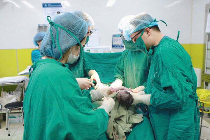 Sản phụ mang tam thai tự nhi&ecirc;n hiếm gặp với tỷ lệ 1 / 100 . 000 Ca th&agrave;nh c&ocirc;ng an to&agrave;n - Ảnh 1.