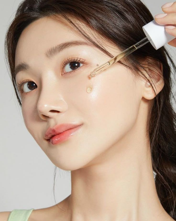 Tuổi 40 n&ecirc;n chọn serum chống chảy xệ thế n&agrave;o? Đừng chỉ nh&igrave;n v&agrave;o lời quảng c&aacute;o 