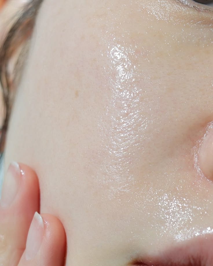 Sau 8 giờ tối, phụ nữ c&oacute; l&agrave;n da trẻ l&acirc;u thường duy tr&igrave; 6 th&oacute;i quen n&agrave;y: Kh&ocirc;ng chỉ skincare m&agrave; c&ograve;n l&agrave; c&aacute;ch cơ thể tự 