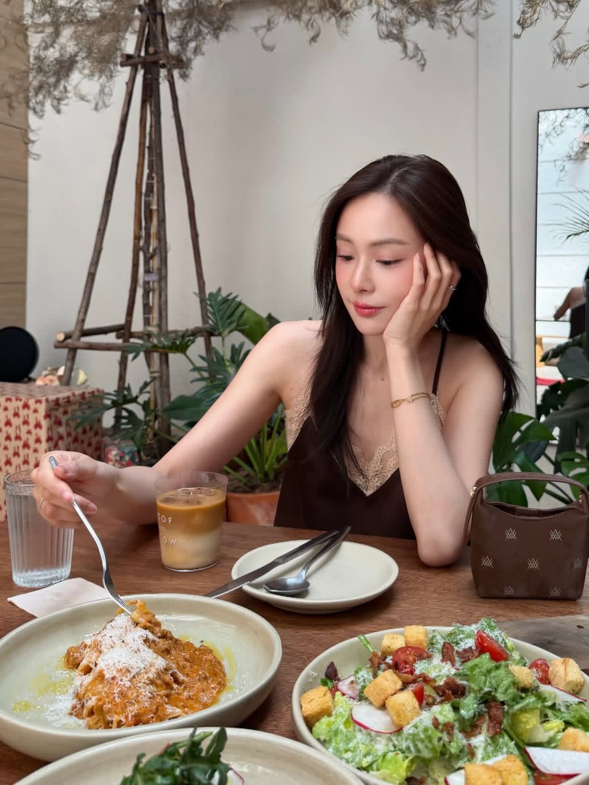 Sau 8 giờ tối, phụ nữ c&oacute; l&agrave;n da trẻ l&acirc;u thường duy tr&igrave; 6 th&oacute;i quen n&agrave;y: Kh&ocirc;ng chỉ skincare m&agrave; c&ograve;n l&agrave; c&aacute;ch cơ thể tự 