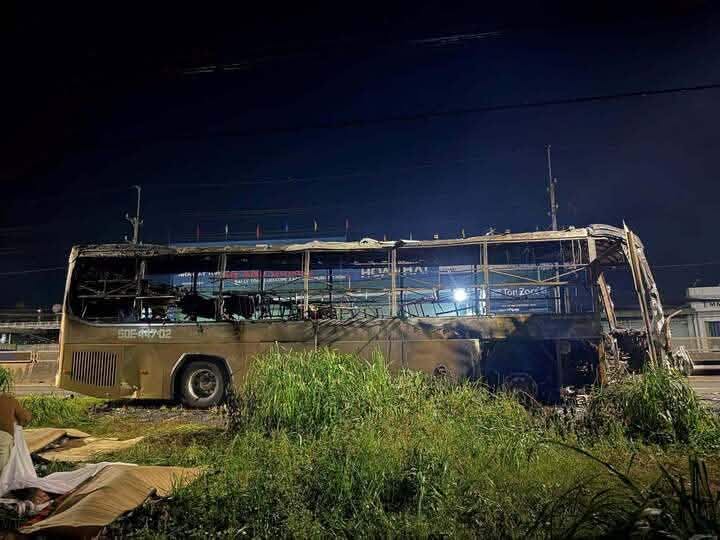 Xe kh&aacute;ch bốc ch&aacute;y tại Đồng Nai khiến 7 người tử vong: T&agrave;i xế buồn ngủ g&acirc;y tai nạn - Ảnh 1.
