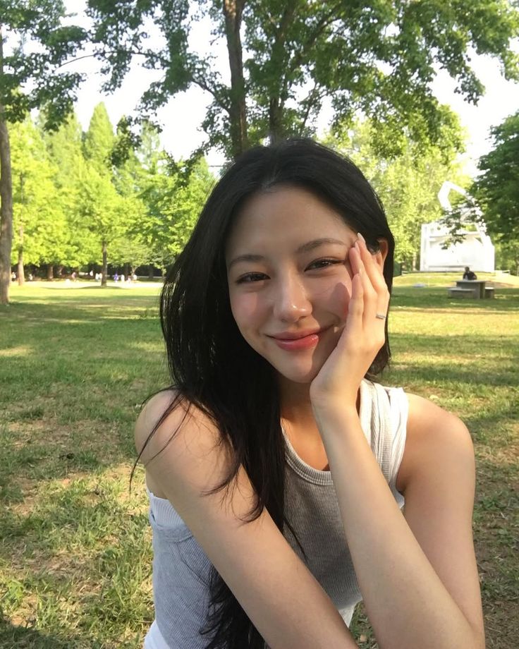 Sau 8 giờ tối, phụ nữ c&oacute; l&agrave;n da trẻ l&acirc;u thường duy tr&igrave; 6 th&oacute;i quen n&agrave;y: Kh&ocirc;ng chỉ skincare m&agrave; c&ograve;n l&agrave; c&aacute;ch cơ thể tự 