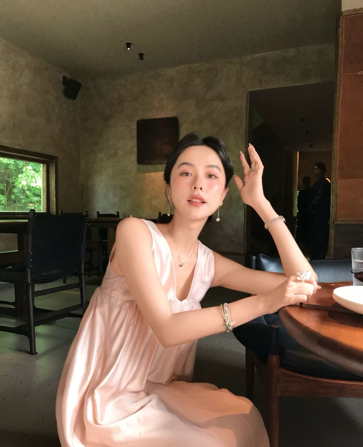 Sau 8 giờ tối, phụ nữ c&oacute; l&agrave;n da trẻ l&acirc;u thường duy tr&igrave; 6 th&oacute;i quen n&agrave;y: Kh&ocirc;ng chỉ skincare m&agrave; c&ograve;n l&agrave; c&aacute;ch cơ thể tự 