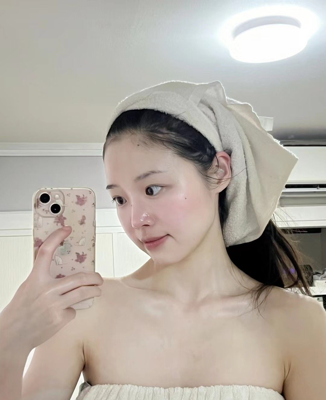 Sau 8 giờ tối, phụ nữ c&oacute; l&agrave;n da trẻ l&acirc;u thường duy tr&igrave; 6 th&oacute;i quen n&agrave;y: Kh&ocirc;ng chỉ skincare m&agrave; c&ograve;n l&agrave; c&aacute;ch cơ thể tự 