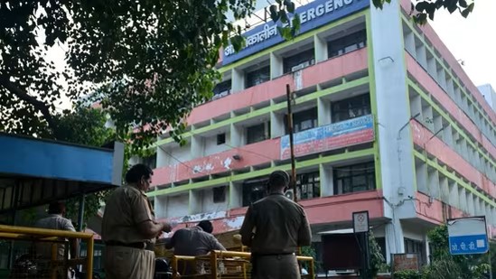Quạt trần rơi tại bệnh viện New Delhi: Cái chết bí ẩn của bệnh nhân cấp cứu - Ảnh 2.