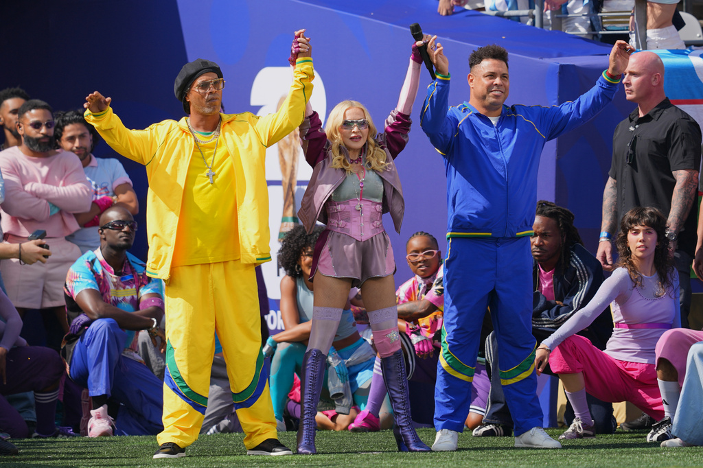 Bộ váy đính hơn 200.000 viên pha lê của Shakira tại Halftime Show chung kết FIFA World Cup 2026™ - Ảnh 3.