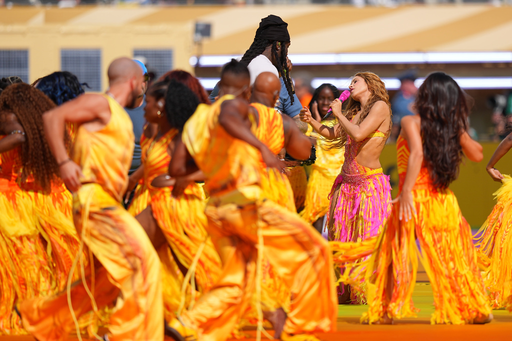 Bộ váy đính hơn 200.000 viên pha lê của Shakira tại Halftime Show chung kết FIFA World Cup 2026™ - Ảnh 2.